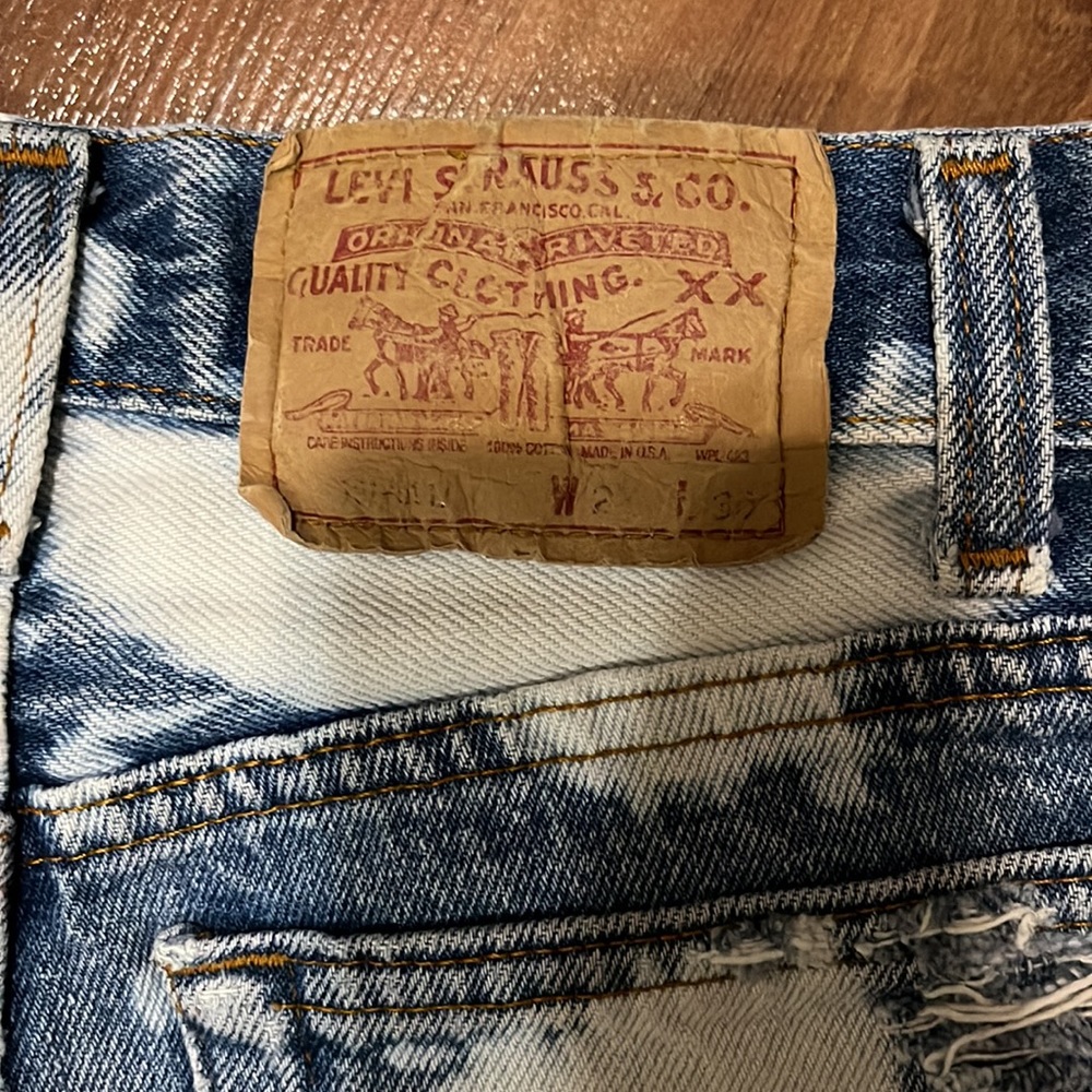 Levi’s bleach dye raw edge high waisted jean shorts - Picture 3 of 8